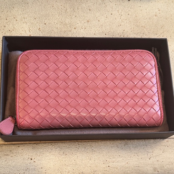 Bottega Veneta Zippy Wallet Boxed Set!! Excellent used condition- Dusty Rose